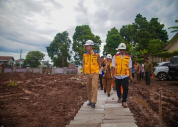 Wali Kota Bogor Dedie Rachim meninjau perkembangan pembangunan Jalan Saleh Danasasmita, Kecamatan Bogor Selatan, Kota Bogor.(Foto: Humas Pemkot Bogor)