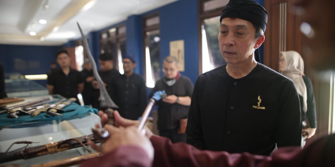 Wali Kota Bogor, Dedie A. Rachim, meninjau kesiapan Museum Pajajaran, Batutulis, Kamis (7/5/2026) sebagai salah satu rangkaian kesiapan Kirab Milangkala Tatar Sunda.(Foto: Humas Pemkot Bogor)
