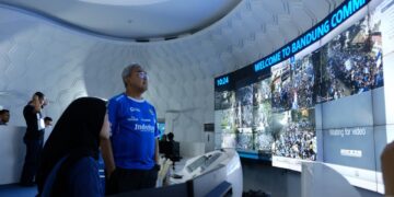 Wali Kota Bandung Muhammad Farhan memantau konvoi Persib juara hattrick.(Foto: Humas Pemkot Bandung)