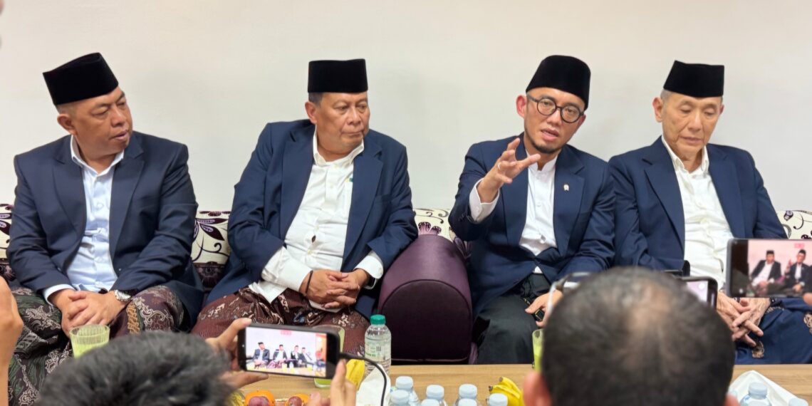 Wakil Menteri Haji dan Umrah Dahnil Anzar Simanjuntak (kedua kanan) menjelaskan soal data pembayaran dam oleh jemaah haji.(Foto: Humas Kemenhaj)
