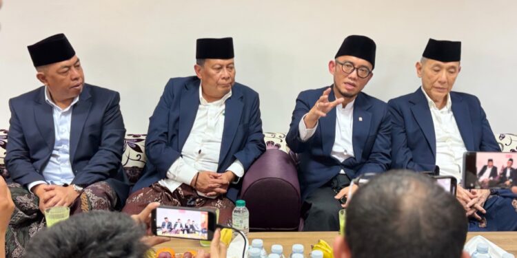 Wakil Menteri Haji dan Umrah Dahnil Anzar Simanjuntak (kedua kanan) menjelaskan soal data pembayaran dam oleh jemaah haji.(Foto: Humas Kemenhaj)