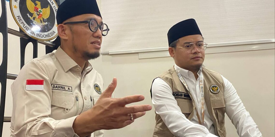 Wakil Menteri Haji dan Umrah Dahnil Anzar Simanjuntak (kiri) memaparkan tentang dam jemaah haji Indonesia.(Foto: Humas Kemenhaj)