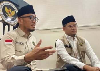 Wakil Menteri Haji dan Umrah Dahnil Anzar Simanjuntak (kiri) memaparkan tentang dam jemaah haji Indonesia.(Foto: Humas Kemenhaj)