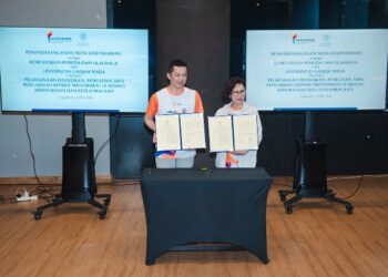 Wamenpora Taufik Hidayat dan Rektor UGM Prof Ova Emilia menandatangani MoU yang merupakan perpanjangan dari kolaborasi sejak 2014. MoU untuk pengembangan kepemudaan dan keolahragaan berbasis ilmu pengetahuan, teknologi, riset, dan inovasi.(Foto: Nurohman/kemenpora.go.id)
