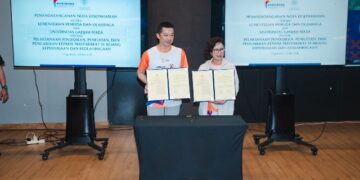 Wamenpora Taufik Hidayat dan Rektor UGM Prof Ova Emilia menandatangani MoU yang merupakan perpanjangan dari kolaborasi sejak 2014. MoU untuk pengembangan kepemudaan dan keolahragaan berbasis ilmu pengetahuan, teknologi, riset, dan inovasi.(Foto: Nurohman/kemenpora.go.id)