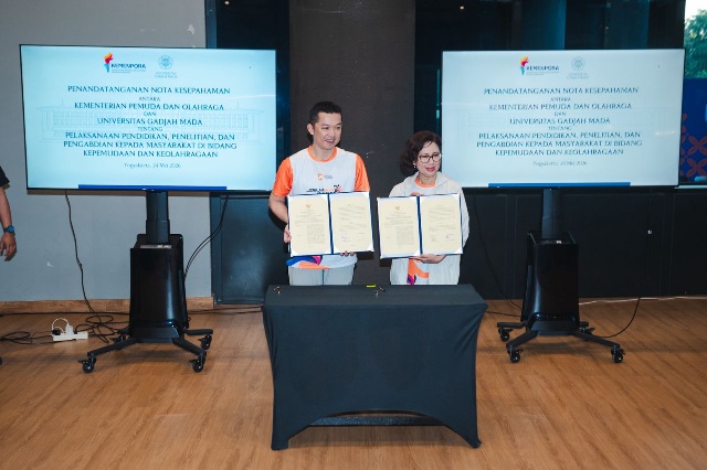 Wamenpora Taufik Hidayat dan Rektor UGM Prof Ova Emilia menandatangani MoU yang merupakan perpanjangan dari kolaborasi sejak 2014. MoU untuk pengembangan kepemudaan dan keolahragaan berbasis ilmu pengetahuan, teknologi, riset, dan inovasi.(Foto: Nurohman/kemenpora.go.id)