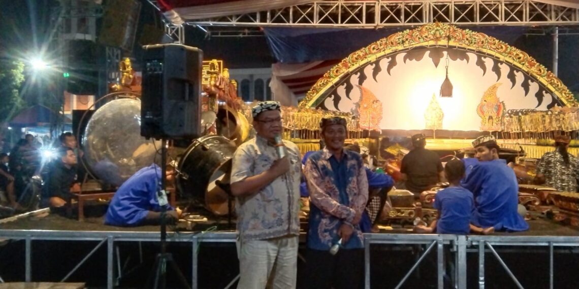 Wayang Kulit Gegesik hadir di Alun-alun Kecamatan Gegesik, Kabupaten Cirebon.(Foto: Humas Pemkab Cirebon)