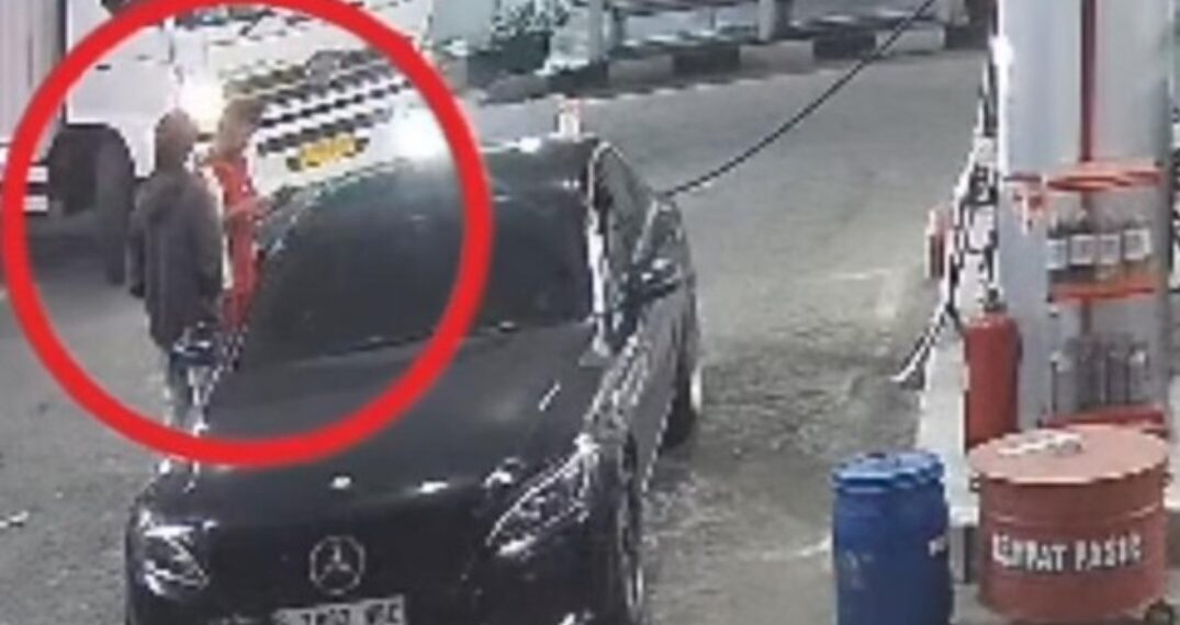 Tangkapan layar rekaman CCTV pelaku penipuan isi BBM Pertamax di SPBU di Cileungsi, Bogor, modus bayar transaksi tarik tunai bukti transfer palsu.(Foto:Istimewa).