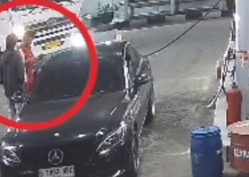 Tangkapan layar rekaman CCTV pelaku penipuan isi BBM Pertamax di SPBU di Cileungsi, Bogor, modus bayar transaksi tarik tunai bukti transfer palsu.(Foto:Istimewa).