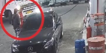Tangkapan layar rekaman CCTV pelaku penipuan isi BBM Pertamax di SPBU di Cileungsi, Bogor, modus bayar transaksi tarik tunai bukti transfer palsu.(Foto:Istimewa).