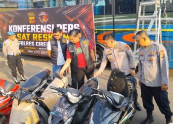 Kapolres Cirebon Kota, AKBP Eko Iskandar, menunjukan barang bukti sepeda motor hasil kejahatan yang disita saat akan dikirim menggunakan bus ke Jambi.(Foto:Istimewa).