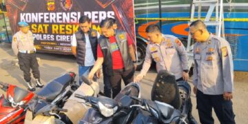 Kapolres Cirebon Kota, AKBP Eko Iskandar, menunjukan barang bukti sepeda motor hasil kejahatan yang disita saat akan dikirim menggunakan bus ke Jambi.(Foto:Istimewa).