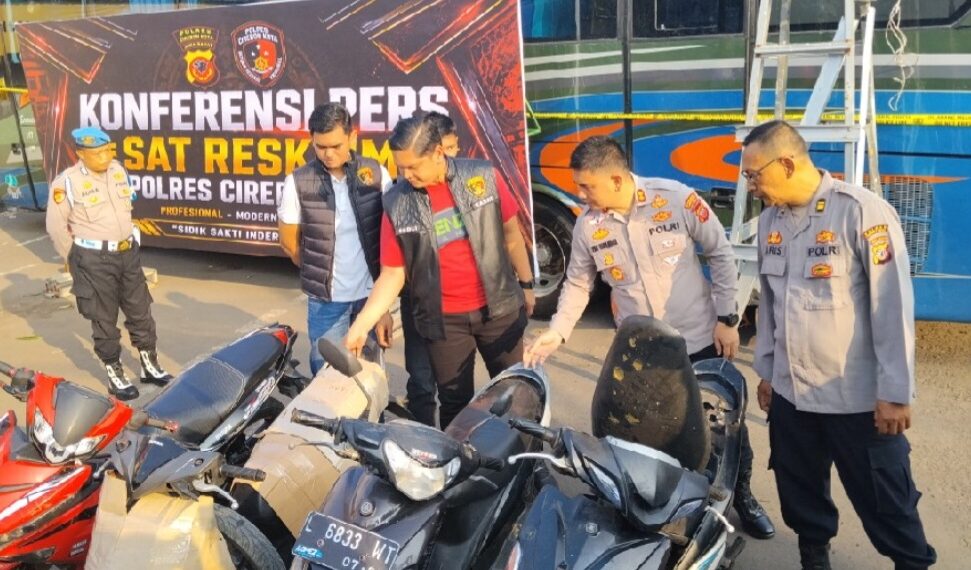 Kapolres Cirebon Kota, AKBP Eko Iskandar, menunjukan barang bukti sepeda motor hasil kejahatan yang disita saat akan dikirim menggunakan bus ke Jambi.(Foto:Istimewa).