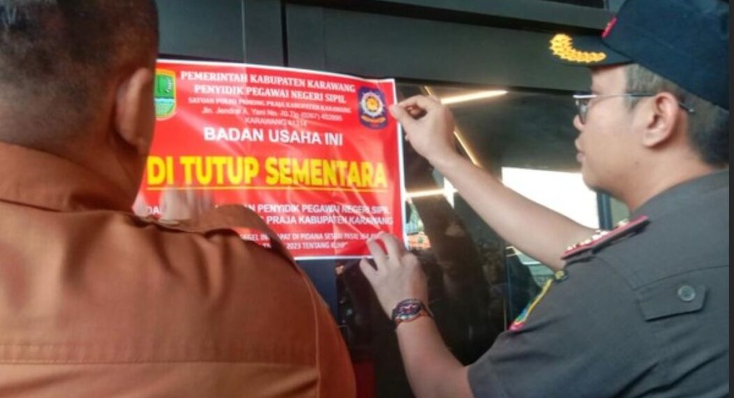 Petugas Satpol PP Kabupaten Karawang menyegel tempat hiburan malam Helen's Night Mart, yang dijadikan ajang pesta gay dan viral di media sosial.(Foto:Istimewa).