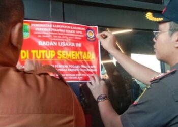 Petugas Satpol PP Kabupaten Karawang menyegel tempat hiburan malam Helen's Night Mart, yang dijadikan ajang pesta gay dan viral di media sosial.(Foto:Istimewa).