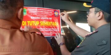 Petugas Satpol PP Kabupaten Karawang menyegel tempat hiburan malam Helen's Night Mart, yang dijadikan ajang pesta gay dan viral di media sosial.(Foto:Istimewa).