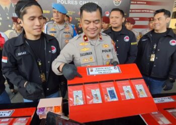 Wakapolres Cimahi, Kompol Zulkarnaen, menunjukan barang bukti ketamin zat berbahaya buat campuran cairan vape disita dari selegram berinisial GA.(Foto:Istimewa).