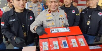 Wakapolres Cimahi, Kompol Zulkarnaen, menunjukan barang bukti ketamin zat berbahaya buat campuran cairan vape disita dari selegram berinisial GA.(Foto:Istimewa).