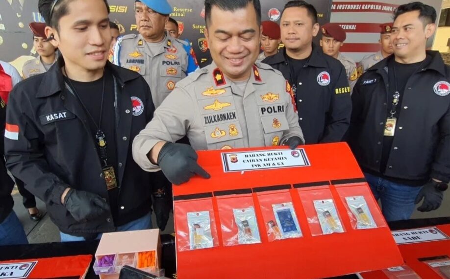 Wakapolres Cimahi, Kompol Zulkarnaen, menunjukan barang bukti ketamin zat berbahaya buat campuran cairan vape disita dari selegram berinisial GA.(Foto:Istimewa).