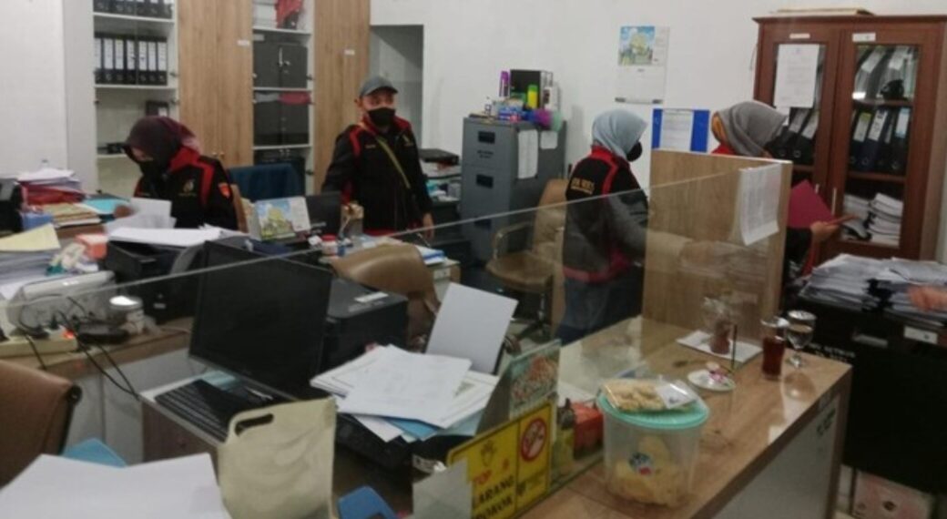 Proses penggeledahan kantor DPRD Kabupaten Indramayu oleh Tim Kejati Jawa Barat.(Foto:Istimewa).