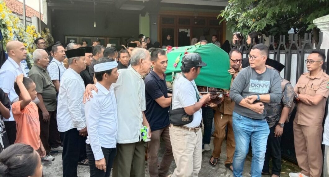 Jenazah Yogi Saleh (40), Kepala Bidang Pengelolaan Aset Daerah pada Badan Keuangan dan Aset Daerah (BKAD) Kabupaten Purwakarta, saat akan dimakamkan.(Foto:Istimewa).