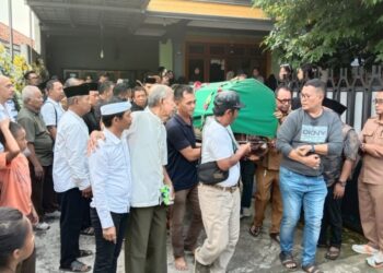 Jenazah Yogi Saleh (40), Kepala Bidang Pengelolaan Aset Daerah pada Badan Keuangan dan Aset Daerah (BKAD) Kabupaten Purwakarta, saat akan dimakamkan.(Foto:Istimewa).