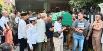 Jenazah Yogi Saleh (40), Kepala Bidang Pengelolaan Aset Daerah pada Badan Keuangan dan Aset Daerah (BKAD) Kabupaten Purwakarta, saat akan dimakamkan.(Foto:Istimewa).