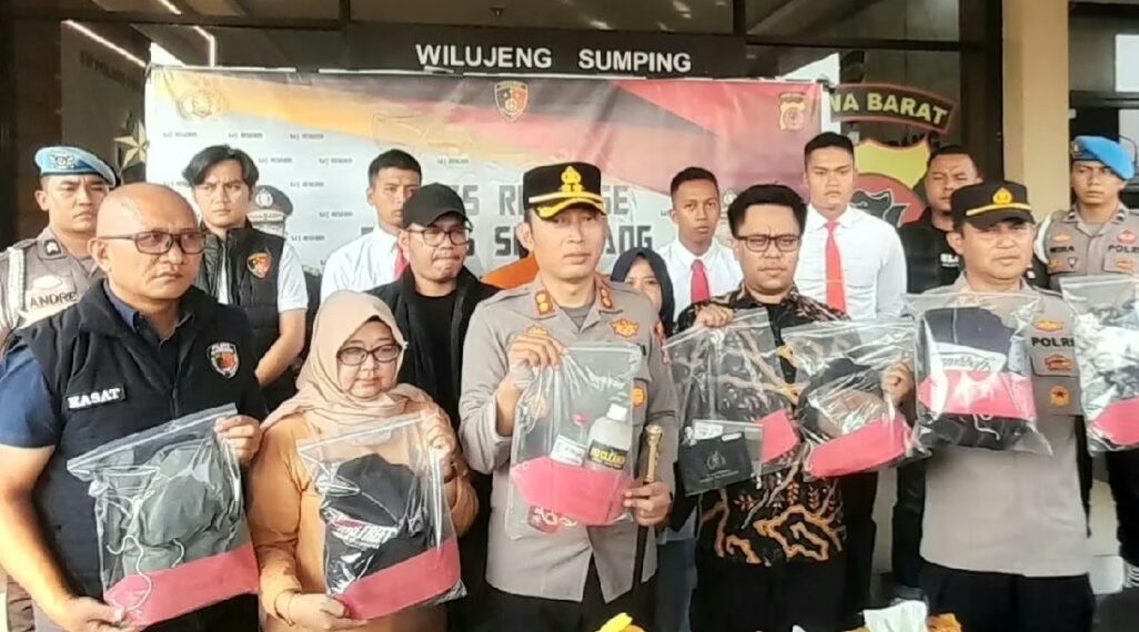 Kapolres Sumedang, AKBP Sandityo Mahardika, menunjukan barang bukti pengungkapan kasus penyiraman air keras terhadap dua anak di bawah umur.(Foto:Istimewa).