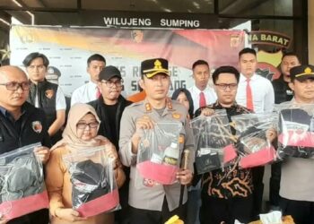 Kapolres Sumedang, AKBP Sandityo Mahardika, menunjukan barang bukti pengungkapan kasus penyiraman air keras terhadap dua anak di bawah umur.(Foto:Istimewa).