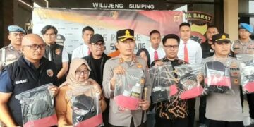 Kapolres Sumedang, AKBP Sandityo Mahardika, menunjukan barang bukti pengungkapan kasus penyiraman air keras terhadap dua anak di bawah umur.(Foto:Istimewa).