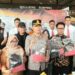 Kapolres Sumedang, AKBP Sandityo Mahardika, menunjukan barang bukti pengungkapan kasus penyiraman air keras terhadap dua anak di bawah umur.(Foto:Istimewa).