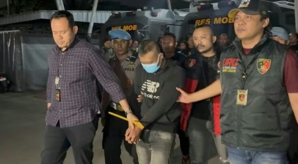 Taufik Hidayat (30), pelaku penyekapan dan penganiayaan saat dibawa ke Mapolda Jabar, Selasa (23/06/2026) malam.(Foto:Istimewa).