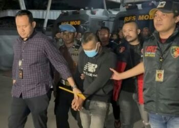 Taufik Hidayat (30), pelaku penyekapan dan penganiayaan saat dibawa ke Mapolda Jabar, Selasa (23/06/2026) malam.(Foto:Istimewa).