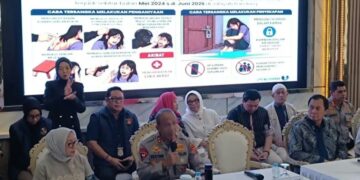 Kapolda Jawa Barat, Irjen Pol. Rudi Setiawan, saat memberikan keterangan pers bersama Dirut RSHS, Rachim Dinata Marsidi, di Mapolda Jabar.(Foto:Istimewa).