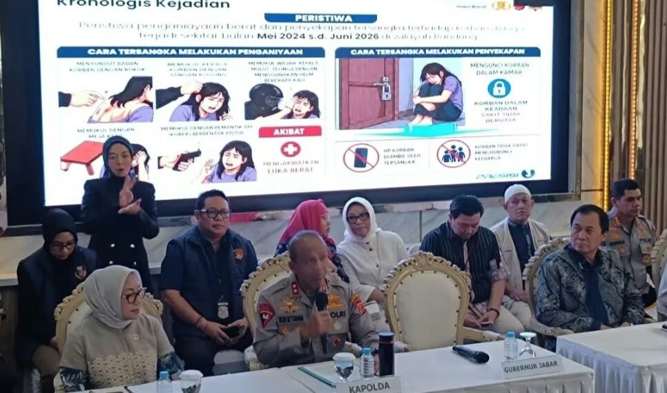 Keterangan pers Kapolda Jawa Barat, Irjen Pol. Rudi Setiawan dalam kasus penyekapan dan penganiayaan sadis, dihadiri Gubernur, Dedi Mulyadi dan Dirut RSHS, Rachim Dinata Marsidi, di Mapolda Jawa Barat, Jum'at (26/06/2026).