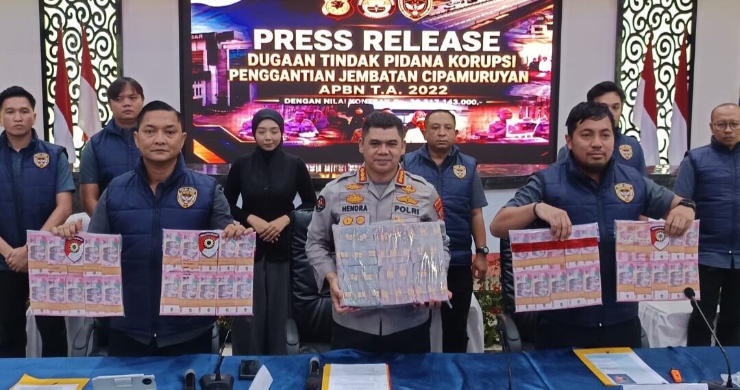 Kabid Humas Polda Jabar, Kombes Pol. Hendra Rochmawan, dan Wadirreskrimsus, AKBP Edi Rahmat, menunjukan barang bukti kasus korupsi proyek jembatan Jembatan Cipamuruyan Sukabumi.(Foto:Istimewa).