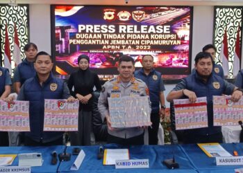 Kabid Humas Polda Jabar, Kombes Pol. Hendra Rochmawan, dan Wadirreskrimsus, AKBP Edi Rahmat, menunjukan barang bukti kasus korupsi proyek jembatan Jembatan Cipamuruyan Sukabumi.(Foto:Istimewa).