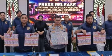 Kabid Humas Polda Jabar, Kombes Pol. Hendra Rochmawan, dan Wadirreskrimsus, AKBP Edi Rahmat, menunjukan barang bukti kasus korupsi proyek jembatan Jembatan Cipamuruyan Sukabumi.(Foto:Istimewa).