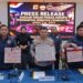 Kabid Humas Polda Jabar, Kombes Pol. Hendra Rochmawan, dan Wadirreskrimsus, AKBP Edi Rahmat, menunjukan barang bukti kasus korupsi proyek jembatan Jembatan Cipamuruyan Sukabumi.(Foto:Istimewa).