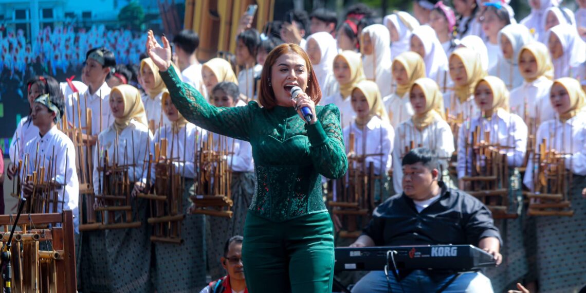 Ade Astrid di acara Bandung Kota Angklung Festival 2026.(Foto: Humas Pemkot Bandung)