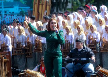Ade Astrid di acara Bandung Kota Angklung Festival 2026.(Foto: Humas Pemkot Bandung)