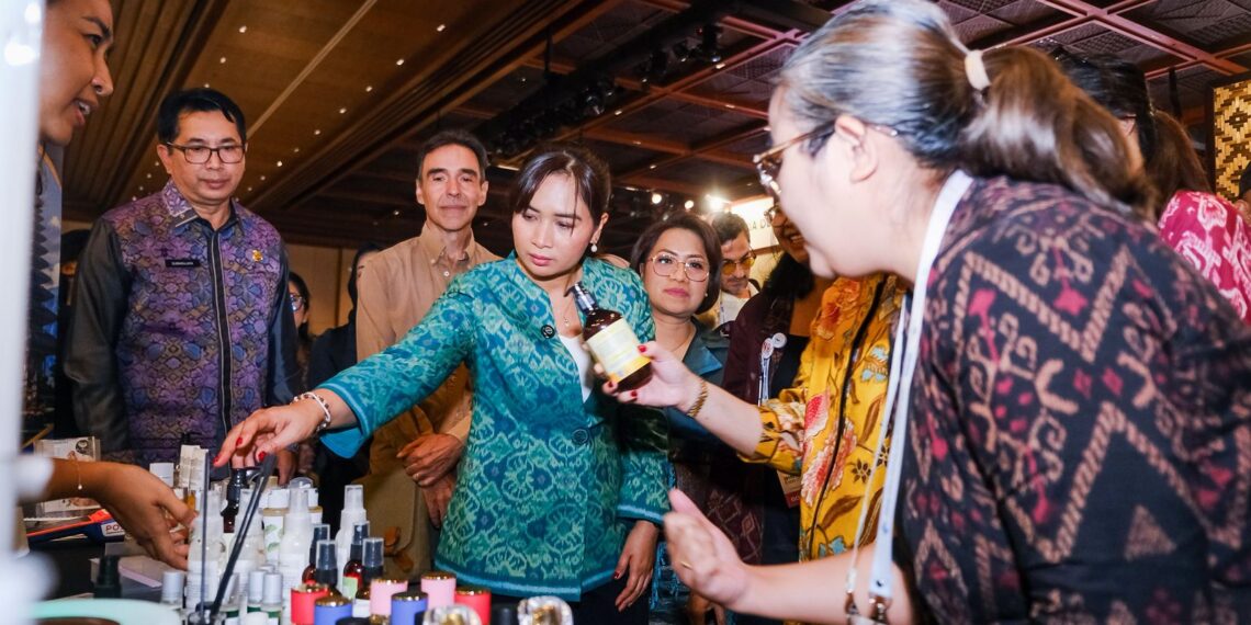 Wakil Menteri Pariwisata (Wamenpar) Ni Luh Puspa mengunjungi salah satu stan di Bali Wellness and Beauty Expo 2026.(Foto: Humas Kemenpar)