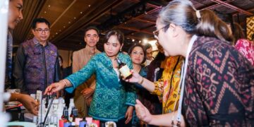 Wakil Menteri Pariwisata (Wamenpar) Ni Luh Puspa mengunjungi salah satu stan di Bali Wellness and Beauty Expo 2026.(Foto: Humas Kemenpar)