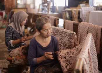 Perajin batik dengan motif trusmi di Kabupaten Cirebon.(Foto: Diskominfo Kabupaten Cirebon)