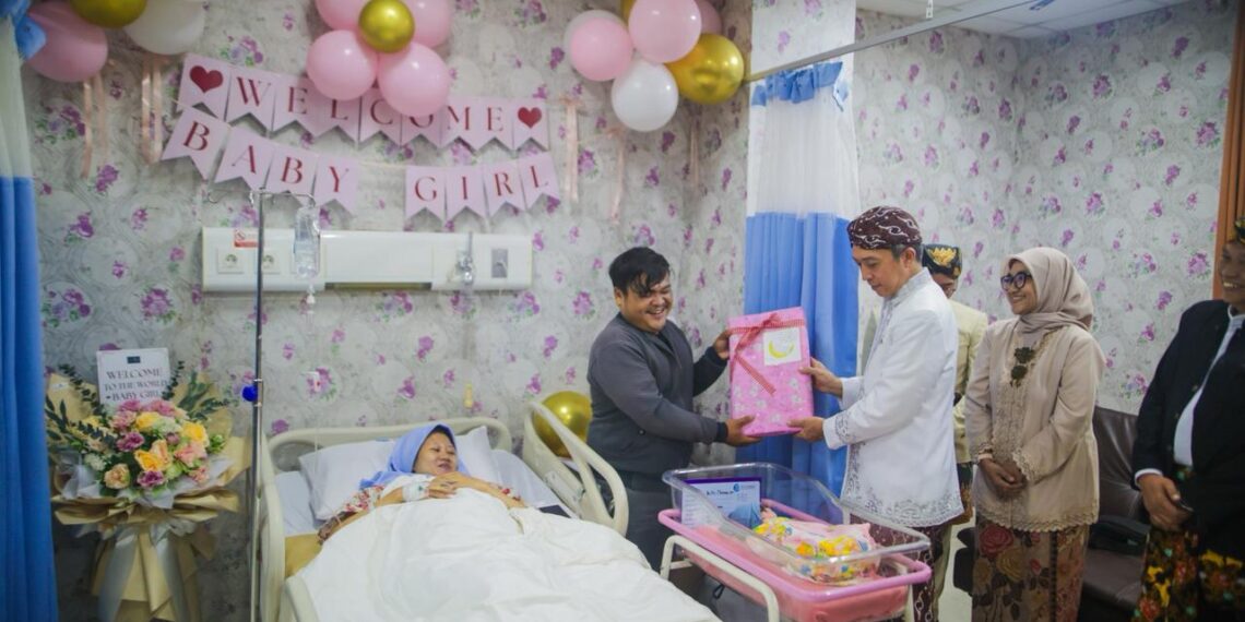 Wali Kota Bogor, Dedie A. Rachim, juga menyerahkan akta kelahiran dan KIA bagi bayi yang lahir tepat pada 3 Juni 2026 bersamaan dengan Hari Jadi Bogor ke-544.(Foto: Humas Pemkot Bogor)