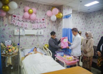 Wali Kota Bogor, Dedie A. Rachim, juga menyerahkan akta kelahiran dan KIA bagi bayi yang lahir tepat pada 3 Juni 2026 bersamaan dengan Hari Jadi Bogor ke-544.(Foto: Humas Pemkot Bogor)