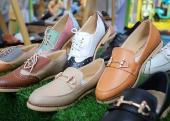 Belanja sepatu produk UMKM Kota Bandung