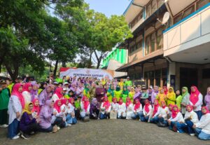 Anggota Komite III DPD Dapil Jabar Agita Nurfianti berfoto bersama anggota Lembaga Lanjut Usia Indonesia, Kamis (18/6), di Kecamatan Lengkong, Bandung. 