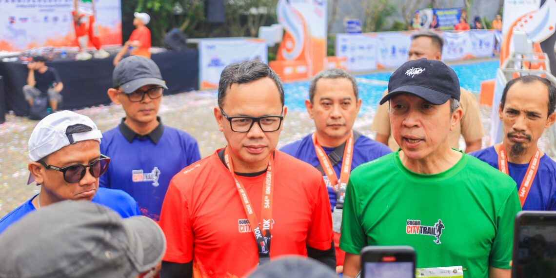 Wali Kota Bogor, Dedie A. Rachim, turut ambil bagian dalam ajang Bogor City Trail (BCT) 2026 bersama Wakil Menteri Dalam Negeri (Wamendagri) sekaligus Ketua Umum Asosiasi Lari Trail Indonesia (ALTI), Bima Arya, di Jungle Water Park, Kecamatan Bogor Selatan, Kota Bogor, Minggu (31/5/2026).(Foto: Humas Pemkot Bogor)
