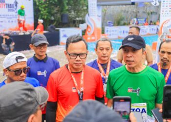 Wali Kota Bogor, Dedie A. Rachim, turut ambil bagian dalam ajang Bogor City Trail (BCT) 2026 bersama Wakil Menteri Dalam Negeri (Wamendagri) sekaligus Ketua Umum Asosiasi Lari Trail Indonesia (ALTI), Bima Arya, di Jungle Water Park, Kecamatan Bogor Selatan, Kota Bogor, Minggu (31/5/2026).(Foto: Humas Pemkot Bogor)